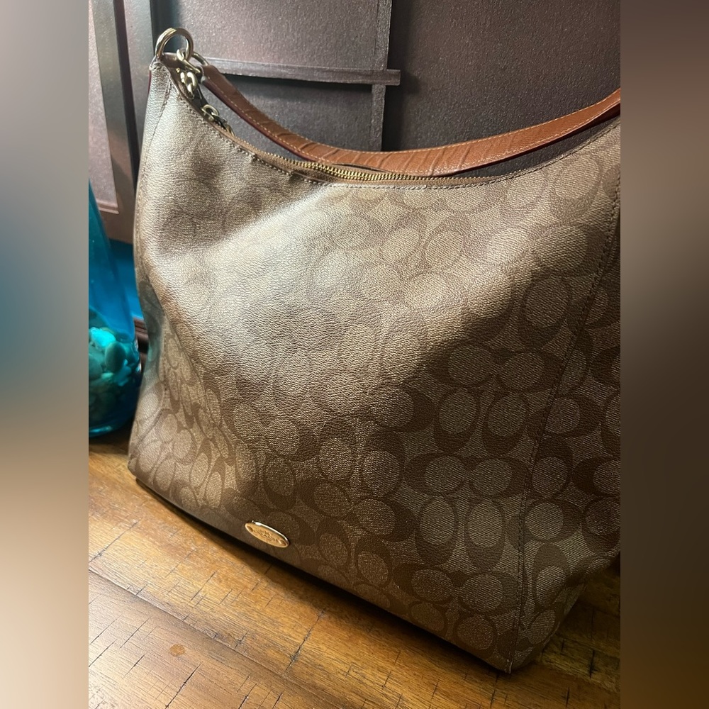 Coach Celeste Hobo